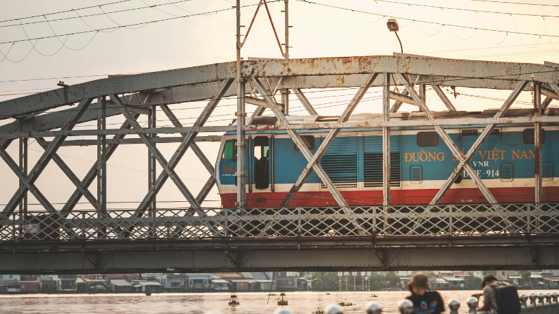 Tensión en las vías ferroviarias españolas tras accidentes mortales y anuncio de paralización