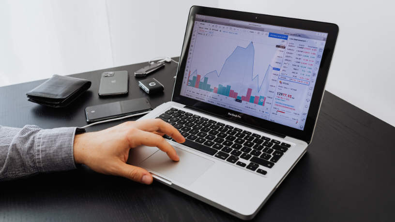 A interação entre sistema bancário e crescimento econômico analisada por Danilo Regis Fernando Pinto.