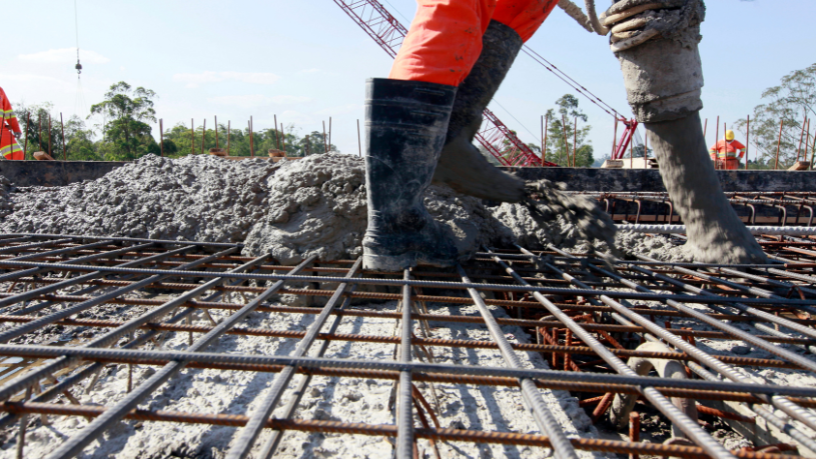 En este texto, Valderci Malagosini Machado aborda el emprendimiento en la producción de losas reticuladas, evaluando la inversión necesaria, la demanda del mercado y la rentabilidad del negocio.