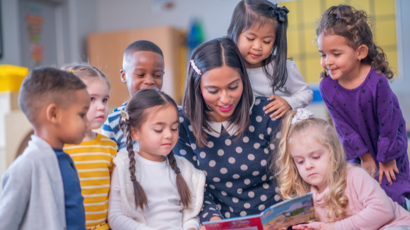 Cartografías del Cotidiano Escolar: Comprenda cómo las investigaciones cualitativas transforman metodologías y didácticas Las cartografías del cotidiano escolar, según Sérgio Bento De Araújo, revelan voces y prácticas que transforman metodologías y didácticas.