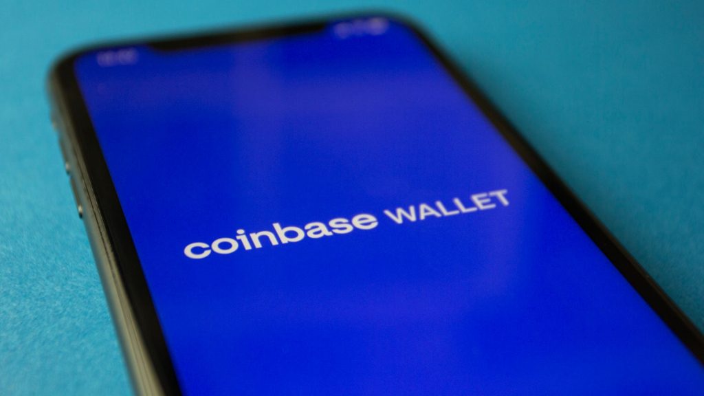 BC reforça supervisão sobre empresas de ativos virtuais e carteiras digitais Close-up de um smartphone exibindo a interface de uma carteira digital de criptomoedas para transações.